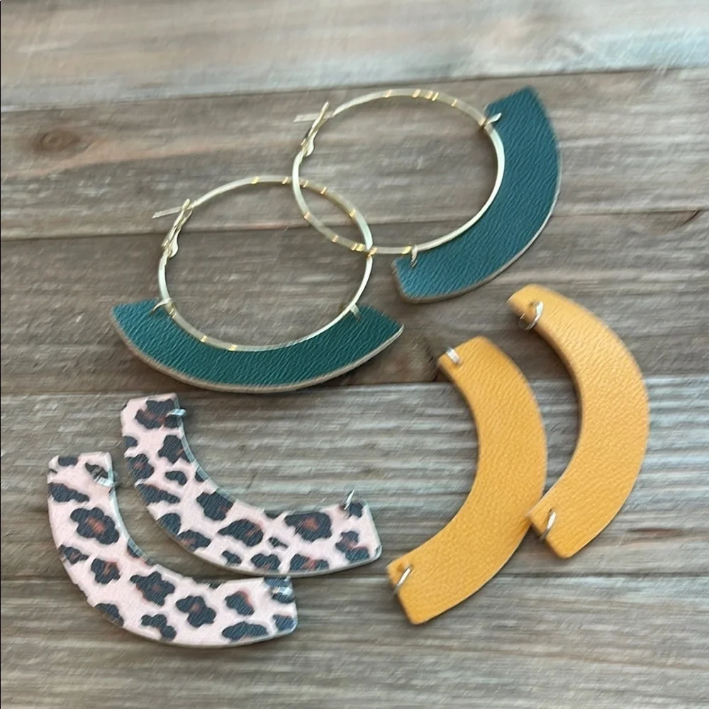 ❄️ Plunder Gold and Green Crescent Earrings